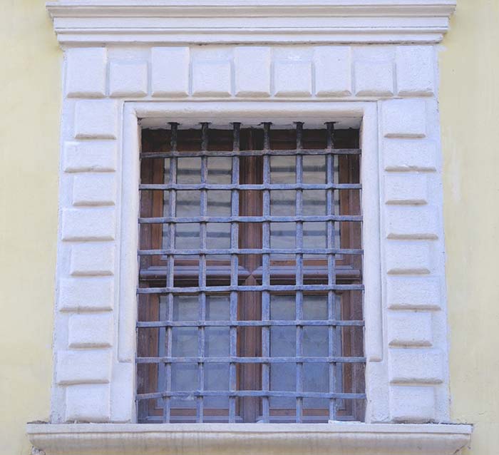 Ventana con reja